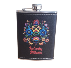 �t�lov� nerezov� ploska�ka s folkl�rnym mot�vom pre milovn�kov dobrodru�stva.